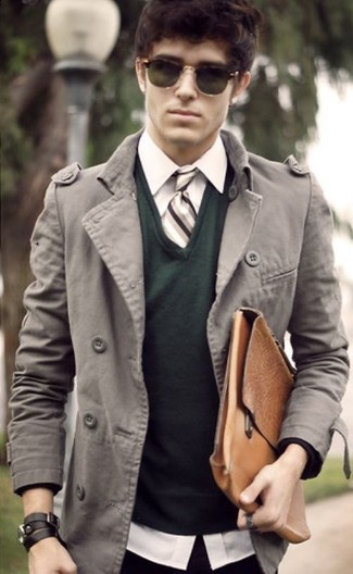 С чем носить оливковый свитер с v-образным вырезом мужчине