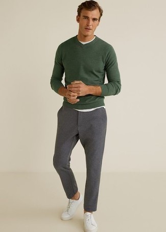 С чем носить оливковый свитер с v-образным вырезом мужчине