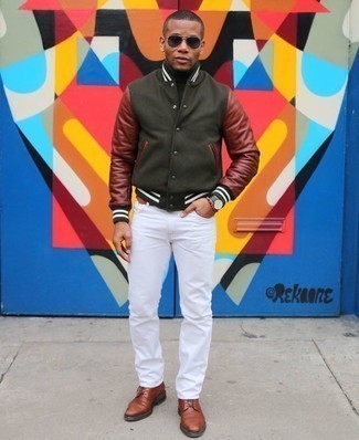 Какие повседневные ботинки носить с оливковой университетской курткой мужчине