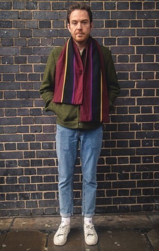 Как носить оливковую университетскую куртку с голубыми джинсами мужчине