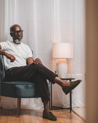 С чем носить оливковые бархатные лоферы мужчине