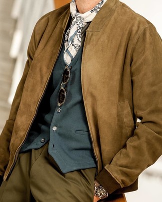 Какие бомберы носить с оливковым жилетом