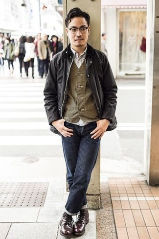 Какие повседневные ботинки носить с оливковым жилетом