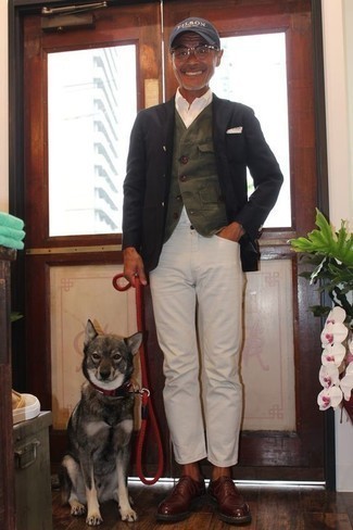 Какие джинсы носить с оливковым жилетом