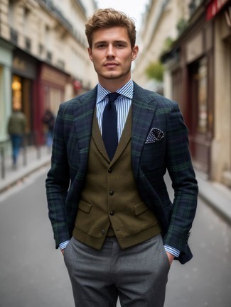 Как носить оливковый жилет с темно-синим пиджаком
