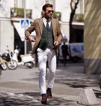 Как носить оливковый жилет с белыми брюками чинос