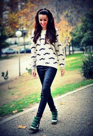 С чем носить оливковые кроссовки на танкетке