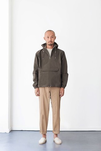 Как носить оливковую ветровку с бежевыми брюками чинос