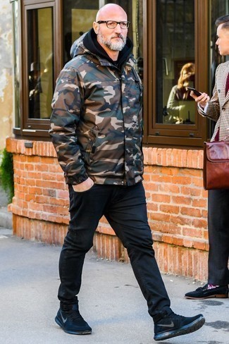 Как носить оливковую ветровку с черными кроссовками мужчине