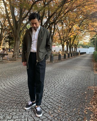 Как носить оливковую ветровку с черными брюками чинос