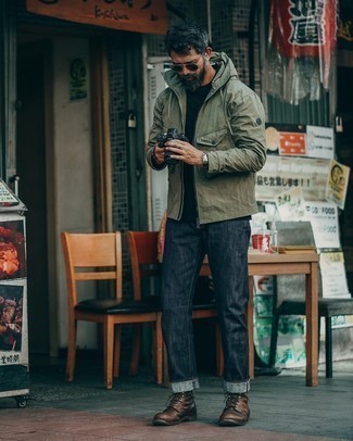 Как носить оливковую ветровку с синими джинсами мужчине