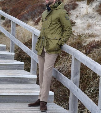 Как носить оливковую ветровку с коричневыми замшевыми ботинками дезертами