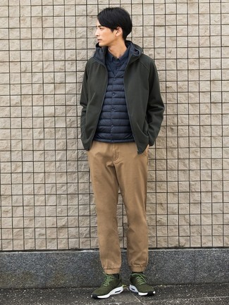 Какие куртки без рукавов носить с оливковой ветровкой мужчине