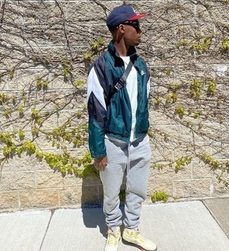 Как носить оливковую ветровку с серыми спортивными штанами мужчине