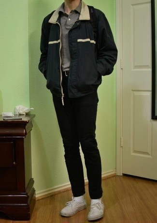 Какие футболки-поло носить с оливковой ветровкой мужчине