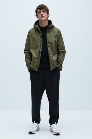 Как носить оливковую ветровку с белыми кроссовками мужчине