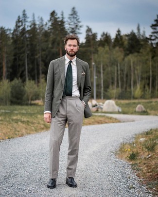 Как носить оливковый шерстяной пиджак с черными кожаными лоферами мужчине