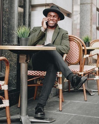 Как носить оливковый шерстяной пиджак с серыми брюками чинос