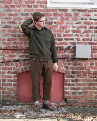 С чем носить оливковый свитер с воротником на молнии мужчине