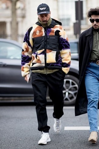 Какие брюки чинос носить с оливковым свитером на молнии