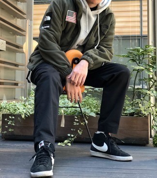 Какие брюки чинос носить с оливковым свитером на молнии