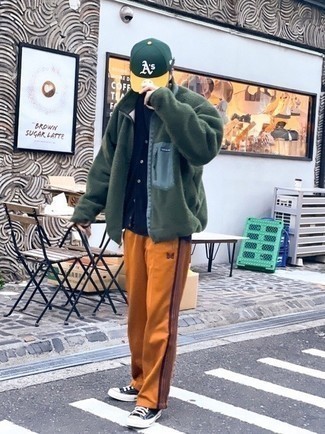 С чем носить оливковый свитер на молнии мужчине