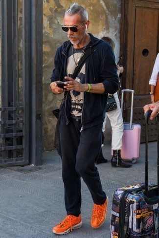 Какие брюки чинос носить с оранжевыми кроссовками