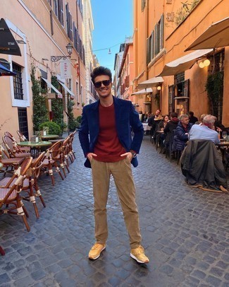 Какие брюки чинос носить с оранжевыми кроссовками