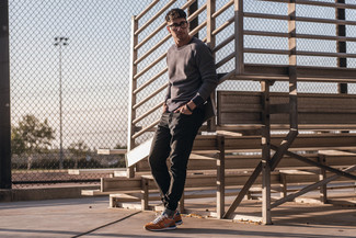 Какие джинсы носить с оранжевыми кроссовками мужчине