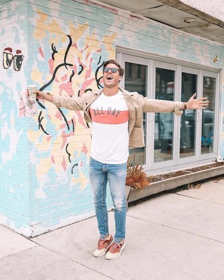 Какие джинсы носить с оранжевыми кроссовками мужчине