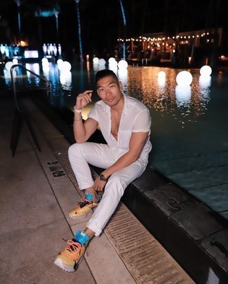 Какие джинсы носить с оранжевыми кроссовками мужчине