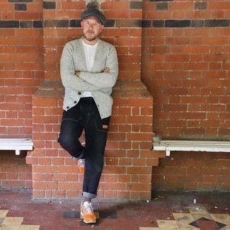 Какие джинсы носить с оранжевыми кроссовками мужчине