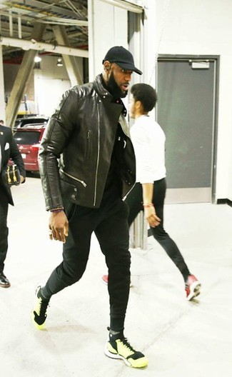 С чем носить оранжевые кроссовки мужчине