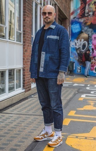 С чем носить оранжевые кроссовки мужчине