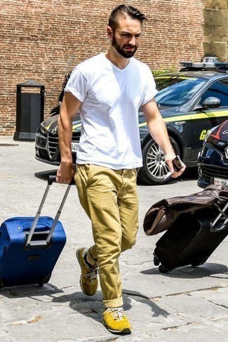 С чем носить оранжевые кроссовки мужчине