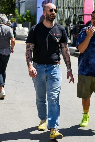 С чем носить оранжевые кроссовки мужчине