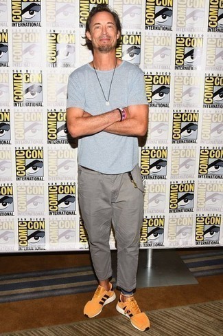 С чем носить оранжевые кроссовки мужчине