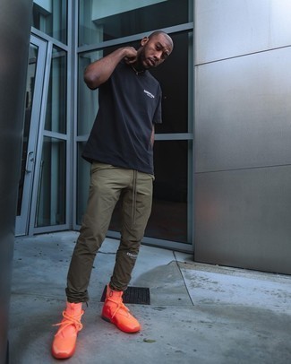 Какие спортивные штаны носить с оранжевыми кроссовками мужчине