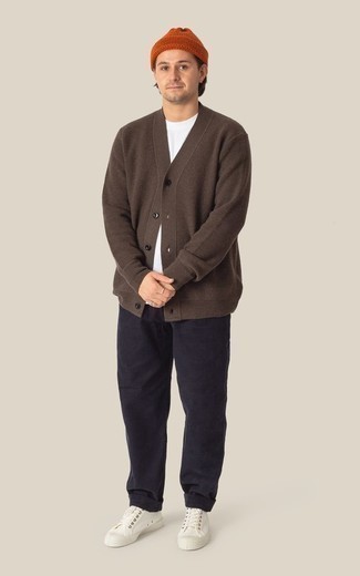 С чем носить оранжевую шапку мужчине