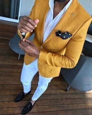 Как носить оранжевый пиджак с белыми брюками чинос