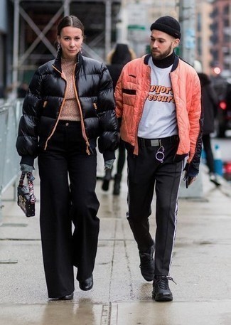 Какие спортивные штаны носить с оранжевым бомбером мужчине