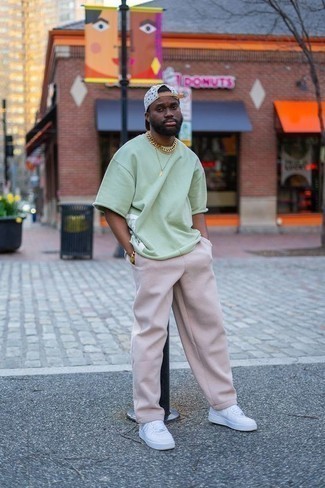 С чем носить оранжевый браслет мужчине