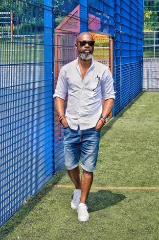 С чем носить оранжевый браслет мужчине