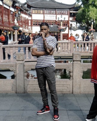 С чем носить оранжевый браслет мужчине