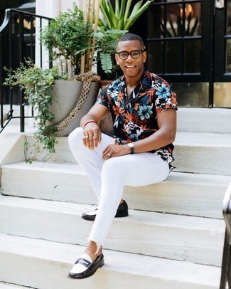 С чем носить оранжевый браслет мужчине