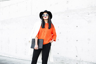 С чем носить оранжевый вязаный свитер женщине