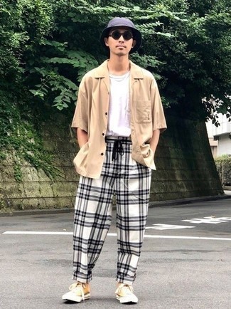 С чем носить оранжевые высокие кеды из плотной ткани мужчине