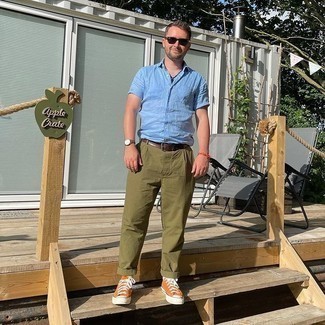 С чем носить оранжевые низкие кеды из плотной ткани мужчине