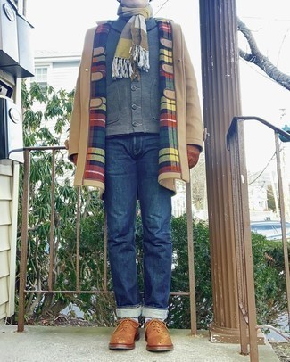 С чем носить оранжевый шарф в клетку мужчине