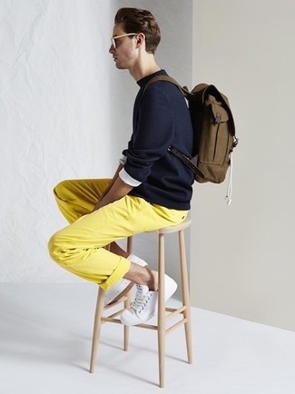 Какие низкие кеды носить с оранжевыми брюками чинос